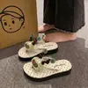 Pantuflas silenciosas y versátiles para mujeres menudas, modelo nuevo para estudiantes, dormitorio, uso doméstico, antideslizantes, resistentes al desgaste, chanclas de ojo de gato