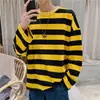 Camiseta de Manga Longa Listrada em Preto e Branco Moletom de Gola Redonda Masculino Camisa Top de Camada Interna Solta Masculina e Feminina Marca Trbottomy Simples