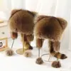 Gorros de Invierno al por Mayor para Niños, Gorros con Orejas de Mapache para Protegerse, Gorros Tipo Lei Feng Overlord de Piel Sintética de Mapache Americano, Gorros de Invierno Cálidos para Hombre