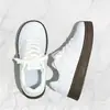 Zapatillas blancas estilo ballet con lunares estilo coreano, súper estilosas para mujer, 2026 otoño, campus, alta apariencia, casual, modernas