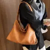 Bolso tote de moda con remaches para mujer, nuevo bolso cruzado de lujo ligero retro para el hombro, bolso de hombro de gran capacidad