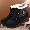 Botas de invierno de talla grande para mujer, forradas de felpa gruesa, estilo nuevo 2026, a la moda, con suelas suaves, diseñadas para mujeres de mediana edad y mayores, que proporcionan calor y son adecuadas para condiciones de nieve.