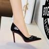8351-K117 Estilo Europeu e Americano Elegantes Sapatos de Salto Alto Bico Fino Stiletto Flats Couro Verniz Fivela em V Sexy para Mulheres