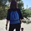 Esta mochila casual y elegante cuenta con cierre de cordón y es adecuada para deportes, viajes y uso diario.