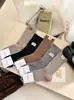 Accesorios de Invierno Estilo Nuevo Calcetines Largos Holgados de Cachemir de Doble Punto para Mujer Calcetines Largos Cálidos de Estilo Coreano Modernos con Etiquetas de Tela para Mujer