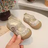 Novos Tênis de Lona Florais Infantis Primavera/Outono 2026 Sapatos de Princesa para Meninas Sapatinhos Frescos para Bebês com Velcro para Crianças Pequenas