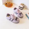 Zapatillas de entrenamiento alemanas para niñas de primavera y otoño, zapatos infantiles de encaje de lunares con lazo, nuevo estilo 2026, zapatillas casuales de suela blanda para niñas pequeñas
