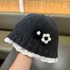 Chapéu de tricô infantil para outono e inverno com acabamento em renda, chapéu de lã estilo pimenta, chapéu bucket para meninas, pequeno design floral, quente, transfronteiriço