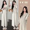 Traje estiloso e elegante de outono/inverno para grávidas: um cardigã versátil e que afina o corpo combinado com um vestido sem mangas de corte solto - um conjunto de duas peças moderno para mães modernas
