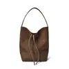 2026 Novo Modelo Bolsa Saco de Couro Bovino Fosco de Grande Capacidade para Mulheres, Bolsa de Cordão para o Dia a Dia, Bolsa de Ombro Estilo Casual para Mulheres