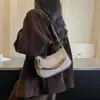 Nova bolsa tiracolo da moda de luxo leve para o início do outono de 2026, bolsa de ombro e sob o braço nova e de nicho para mulheres