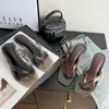 Chinelos com separadores de dedo e bico quadrado, saltos altos com saltos finos baixos (kitten heels), chinelos para uso externo com saltos baixos, sandálias de calçar, sapatos de gelatina