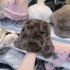 Venta al por mayor Corea del Sur 2024 nuevo otoño e invierno felpa estampado de leopardo gorra de pescador de cabeza grande hombres y mujeres moda coreana gorra de protección para los oídos
