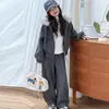 Conjunto de Duas Peças Tendência para Crianças Maiores: Casaco com Capuz Solto Estilo Novo Outono/Inverno 2025 para Meninas com Gola de Pelo e Calça Grossa