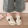 Tênis de treino alemães femininos que aumentam a altura, com efeito desgastado, estampa de estrelas, coleção de outono 2026, tênis casuais estilo Forrest Gump com sola grossa retrô