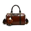 Bolsa Almofada Retrô para Mulheres com Pingente, Bolsa Boston, Bolsa de Ombro Transversal de Nicho de Luxo Leve Atacado