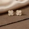Brincos de Prata Esterlina S925 com Agulha, Design de Trevo de Quatro Folhas, Brincos Populares de Alto Padrão que Realçam a Pele, Brincos Banhados a Ouro para Mulheres