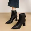 Botas de Cano Curto de Salto Alto Bico Fino Estilo Britânico Femininas 2026 Outono/Inverno Novas Botas Martin com Salto Grosso Botas Emagrecedoras Femininas