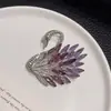 Broche de Cisne de Cristal de Moda y Exquisito para Mujer, Broche de Animal de Diamante Degradado de Alta Gama, Lujo Accesible y Pin Versátil para Abrigo