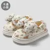 Pantuflas con tacón y zapatos posparto, estampado lindo de oso, antideslizantes, suela gruesa, para el calor del hogar, se pueden usar afuera después del parto, pantuflas de algodón para mujer