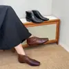 2024 Novas Botas Martin Quadradas de Couro Genuíno de Primeira Camada Salto Grosso Feminino Boca em V Estilo Britânico Slim Botas Curtas de Salto Grosso