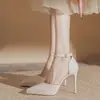 Zapatos de tacón de aguja de punta fina de nuevo estilo para mujer 2025 con plataforma impermeable, elegantes zapatos de charol de punta cerrada, sandalias huecas