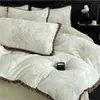 Juego de cuatro piezas de invierno grueso estilo francés bordado de terciopelo de leche con ribete de pelo de conejo, ropa de cama cálida de terciopelo coral antiestático 4