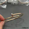Pulsera de Diseño Único con Forma de Uña Incrustada de Diamantes, Sensación de Lujo Ligero y Gama Alta, Oro Simulado Que No Se Desvanece Fácilmente, Venta Directa del Fabricante