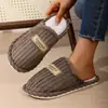 Ventas Directas de Fábrica Pantuflas de Interior y Exterior Cálidas Antideslizantes de Pana Cómodas Suela Suave Venta al por Mayor Transfronteriza Personalización