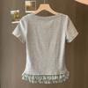 Foto Real de Camiseta de Algodón de Manga Corta para Mujer, Verano Ajustada Estilo Coreano con Adorno de Encaje en el Dobladillo, Cuello en U, Hombro Normal Manga Media