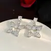 Pendientes ligeros de lujo de alta calidad con microincrustaciones de circonitas y hojas de rosa, delicados pendientes de flores tridimensionales con parte posterior cepillada.