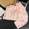 Venta al mayoreo del fabricante: Conjunto de pijama largo de manga larga y pantalón largo para mujer con diseño de algodón nube, con rayas rosas, estampado de dibujos animados y estilo cárdigan con cuello, adecuado para usar en primavera y otoño