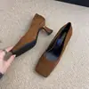 Elegantes Sapatos de Salto Alto em Camurça Preta para Mulheres Outono 2025 Novo Bico Quadrado Estilo Japonês Versáteis para o Trabalho Sapatos de Salto Médio