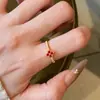 Corindón Rojo Trébol de Cuatro Hojas Francés Estilo Retro de Corte Sensación de Chica Rica Super Brillante Lujo Ligero Nicho Apilable Dedo Índice Anillo Abierto