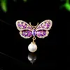 Broche de borboleta em esmalte bicolor, broche de pino com pingente de pérola em asa de gota de óleo, broche estilo chinês cheongsam, disponível para dropshipping
