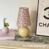 Lámpara de Mesa Plisada Nórdica Floral Vintage Pastoral Estilo Francés Lámpara de Mesa Dormitorio Mesita de Noche Decorativa Luz Ambiental Nocturna