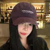 Gorra de Béisbol Bordada con Letras Vintage para Mujer con Ala Ancha, Parte Superior Suave, Sensación de Alta Gama, Gorra Morada, Nuevo Modelo 2026 Gorra de Pico de Pato