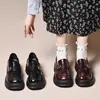 Sapatos de Couro com Solado Grosso Femininos 2026 Outono Novo Estilo Britânico Retrô Casual College Slip-On Loafers para Saias e Uniformes JK