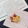 Nuevo Broche Hoja de Arce Ins Tendencia Personalidad Lindo Estilo Japonés Dibujos Animados Pareja Insignia Metálica Decoración para Hombres y Mujeres