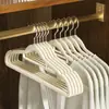 En stock perchas flocadas antideslizantes que no marcan para armario doméstico de adulto para colgar ropa organizador de perchas perchas especiales