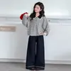Conjunto de Calça Jeans Listrada com Gola de Boneca de Coração para Meninas - Nova Coleção Primavera e Outono 2026 - Estilo Coreano Casual - Crianças Médias e Grandes