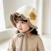 Gorro de Punto para Protección de Oídos de Bebé Otoño/Invierno Estilo Coreano con Volantes Florales Gorro para Bebé de Atar Cálido para Bebé Venta al por Mayor