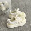 Zapatillas Blancas de Suela Gruesa para Mujer 2026 Nuevo Estilo Zapatos Casuales que Aumentan la Altura Versátiles Suaves y Esponjosos para Combinar con Faldas Mocasines para Mujer