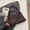 La popular bolsa de gran capacidad con estampado de leopardo para mujer de este año es el nuevo estilo de moda 2026, un bolso de hombro tipo tote elegante y de buen aspecto para el día a día.