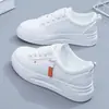 Zapatos Blancos de Piel para Mujer 2026 Nuevos Primavera Otoño Comercio Exterior Versátiles Casuales Deportivos Suela Suave Ligera Zapatos de Tabla para Viaje Modernos