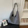 Bolso de mano retro de gamuza con remaches estilo coreano para mujer, nueva colección otoño/invierno 2026, diseño de alta gama, gran capacidad y se puede llevar bajo el brazo