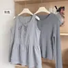 Conjunto de Duas Peças: Camisola Listrada de Treze Linhas com Gola Redonda de Comprimento Médio Sobreposto com um Cardigã Curto de Tricô de Manga Longa