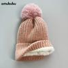 Chapéu de Lã com Forro de Fleece de Inverno Estilo Coreano Moda Feminina Versátil Quente Chapéu de Tricô com PomPom Proteção para Ouvido Feminino Resistente ao Frio Chapéu de Puxar para o Frio