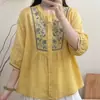Camisa curta de algodão e linho bordada artisticamente, corte slim, de abotoamento simples, novo estilo de verão, top elegante e versátil feminino de manga três quartos