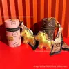 Pingente de Personagem Xiangyun Ma Fu Shuibeizuijin Mini Bolsa Cilindro Chaveiro Fabricante Venda Direta Pingente Pode Ser Personalizado para Atacado
